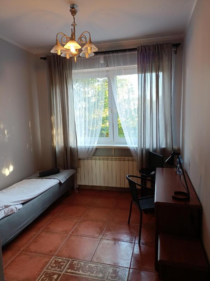 Pokoje Pod Swierkiem Swarzędz Exterior foto