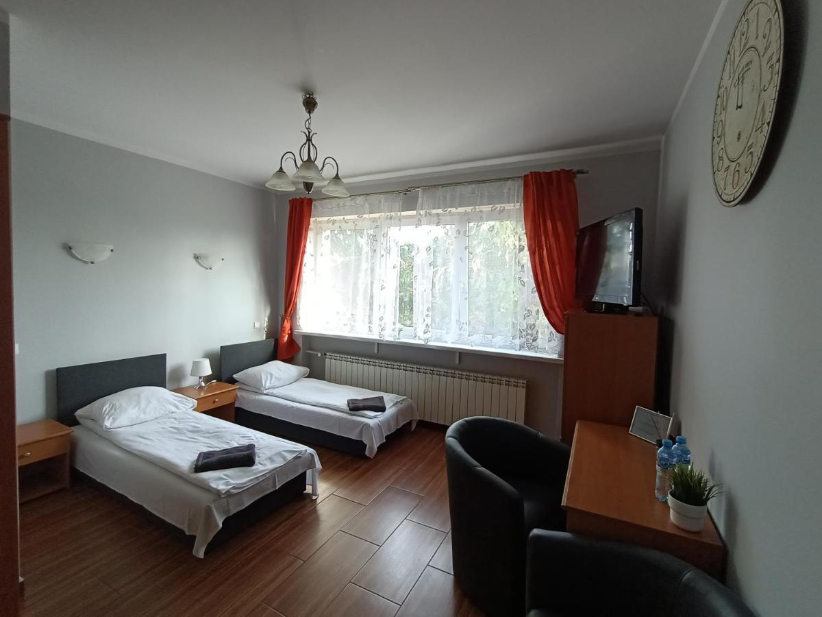 Pokoje Pod Swierkiem Swarzędz Exterior foto