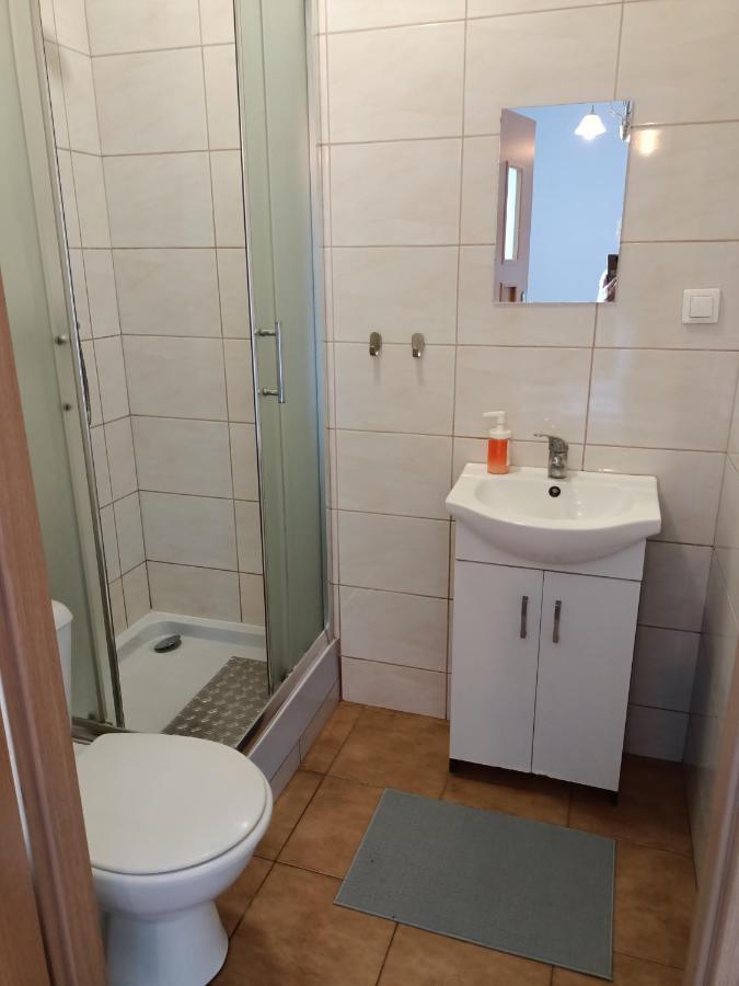 Pokoje Pod Swierkiem Swarzędz Exterior foto