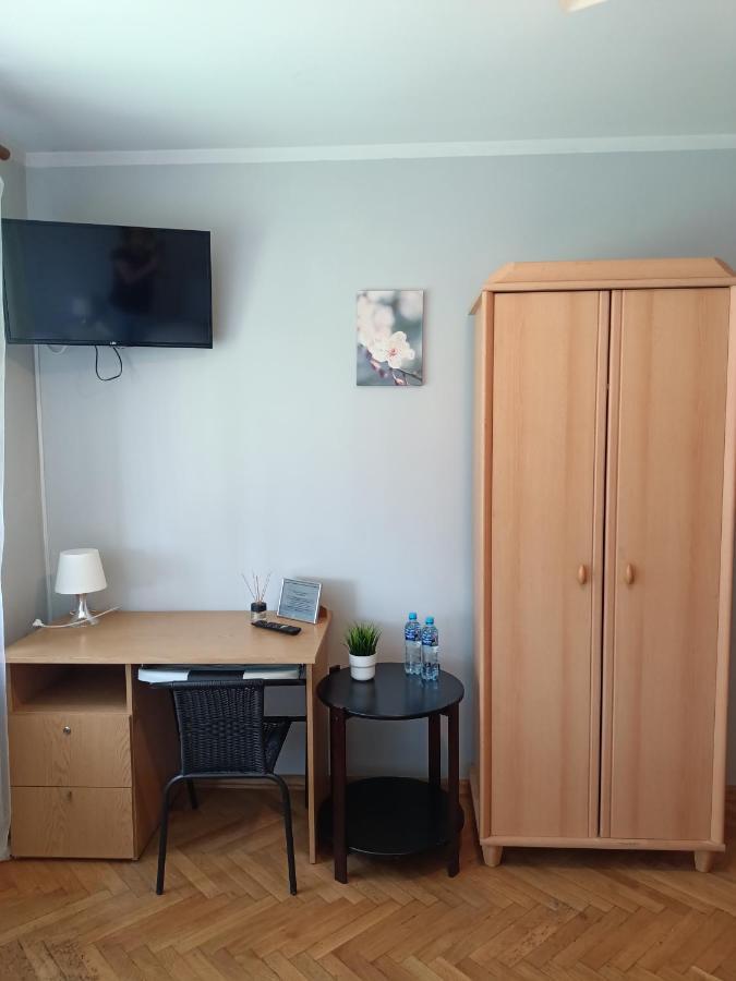 Pokoje Pod Swierkiem Swarzędz Exterior foto
