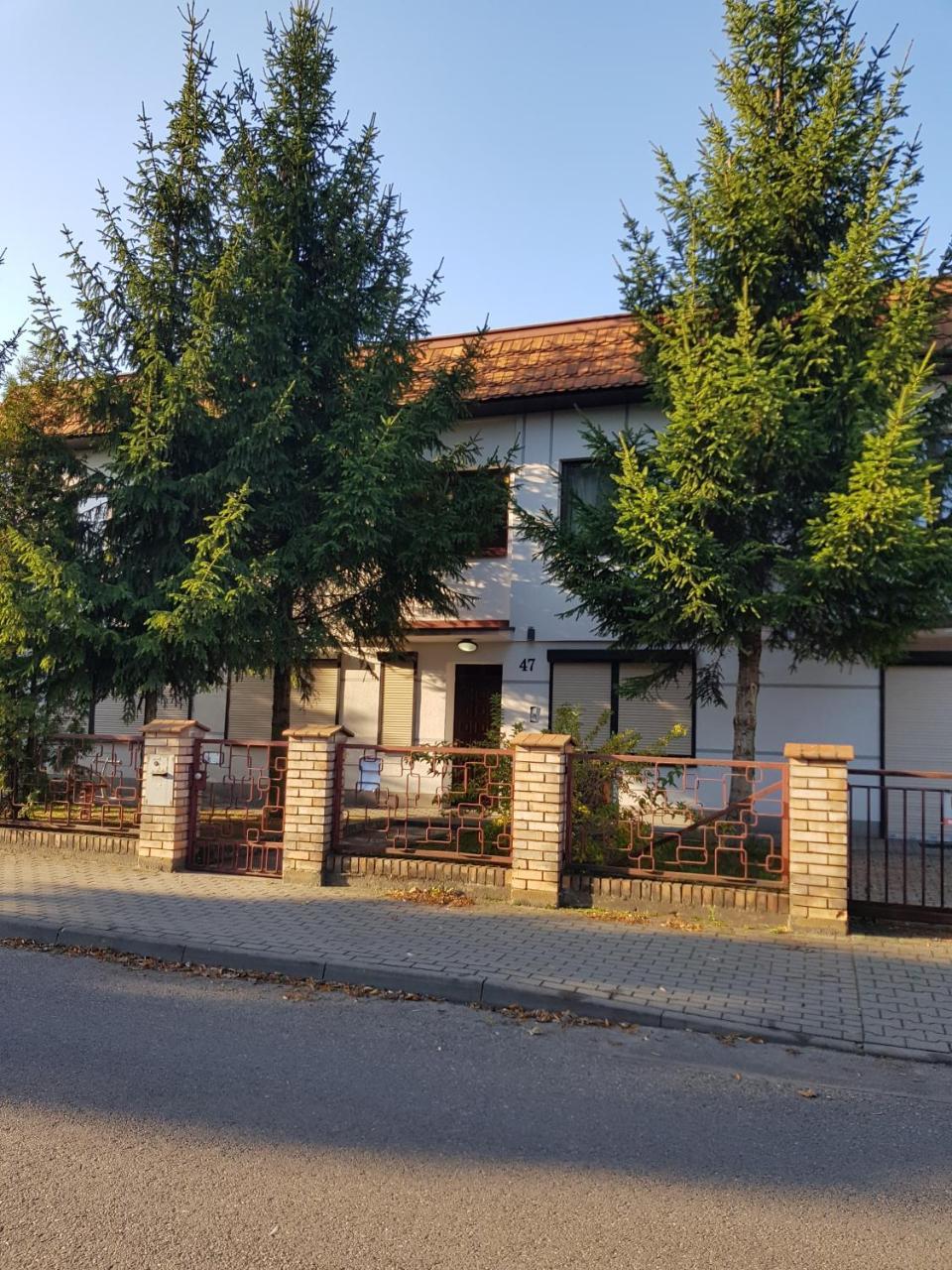 Pokoje Pod Swierkiem Swarzędz Exterior foto